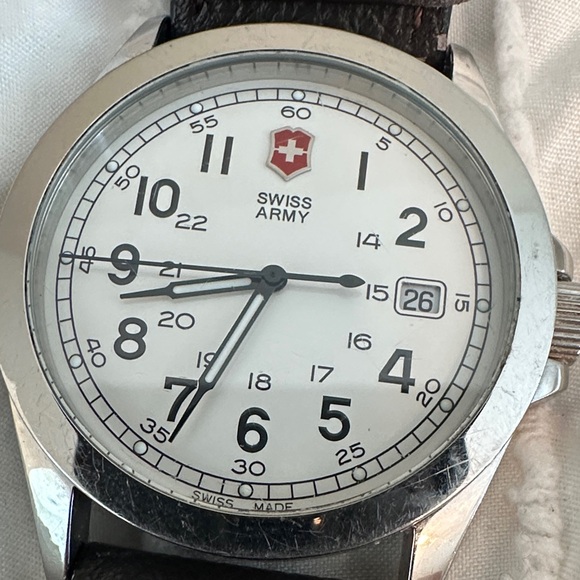 Elegant Swiss Army Watch with leather strap - Picture 4 of 4